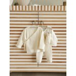 Ensemble bébé 4 pièces en tricot gilet + pantalon + chaussons + body coffret cadeau naissance écru Ensemble bébé 4 pièces en tricot gilet + pantalon + chaussons + body coffret cadeau naissance écru