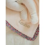 Couverture naissance personnalisable en gaze de coton bio et tissu liberty envie de fraise rose pâle Couverture naissance personnalisable en gaze de coton bio et tissu liberty envie de fraise rose pâle