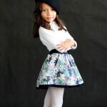 Jupe fleurie pour lilou bleu marine lilas