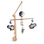 Mobile musical en bois avec jouets pingouin - baby sailor bleu
