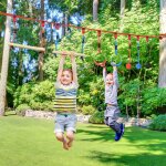 Parcours d'obstacles ninja enfant - 30 accessoires, 10 m de slackline - sac de transport rouge