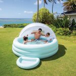 Petite piscine pastelle avec ombrelle bleu et blanc