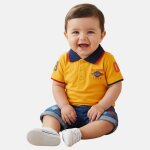 Polo avec son short � motifs assorti jaune orang�