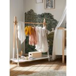 Portant  vtements tipi blanc