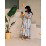 Robe avec carreaux, broderies et volants blanc