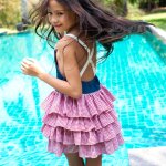 Robe salopette vichy � volants et bretelles gigi rose fonc� bleu denim