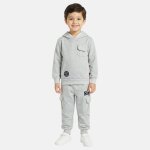 Sweat � capuche avec poche et pantalon de jogging gris
