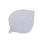 Tapis de feuilles gris