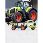 Tractopelle � p�dales avec excavatrice arri�re et remorque vert claas