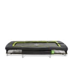 Trampoline enterr� rectangulaire pour sauts sportifs et int�gration discr�te au jardin noir
