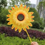 Eolienne de moulin à vent de tournesol coloré, pelouse, décoration de fête de jardin, camping en plein ... Eolienne de moulin à vent de tournesol coloré, pelouse, décoration de fête de jardin, camping en plein ...