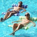 Lot de 3 porte - gobelets gonflables et hamac flottant  chaise longue de piscine confortable avec oreillers ...