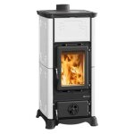 La nordica emiliana pose libre bois de chauffage noir et blanc