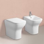 Paire d'appareils sanitaires sur pied a fleur de mur blanc brillant swing