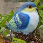 Statue de jardin d'un gros oiseau avec un chapeau de paille, la statue d'extérieur la plus mignonne, ... Statue de jardin d'un gros oiseau avec un chapeau de paille, la statue d'extérieur la plus mignonne, ...