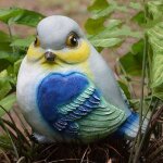 Statue de jardin d'un gros oiseau avec un chapeau de paille, la statue d'extérieur la plus mignonne, ... Statue de jardin d'un gros oiseau avec un chapeau de paille, la statue d'extérieur la plus mignonne, ...