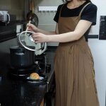 Tablier de cuisine léger imperméable pour femmes avec poches tablier de travail plissé en forme de h ... Tablier de cuisine léger imperméable pour femmes avec poches tablier de travail plissé en forme de h ...