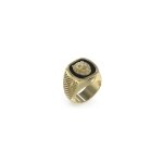 Bague lion king acier dor forme chevalire et tte de lion sur fond noir gm