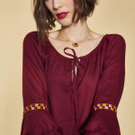 Blouse col caftan manches longues passementerie fronces et volants femme - rouge grenat en viscose