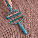 Brosse anti - peluches et anti - poils bleu tika Brosse anti - peluches et anti - poils bleu tika