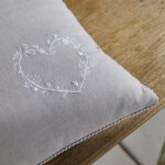 Coussin coton gris motif coeur brodé constance Coussin coton gris motif coeur brodé constance