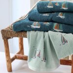 Drap de bain en coton 450 g / m� brod�s bateaux bleu paon