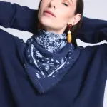 Echarpe bandana flower bleu marine en cachemire