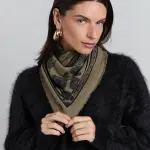 Echarpe bandana tiger kaki en cachemire