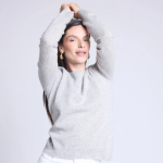 Pull col rond coeur cousus coudes gris et blanc en cachemire