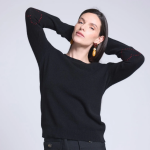 Pull col rond coeur cousus coudes noir et rouge en cachemire