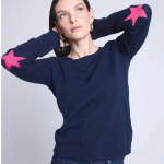 Pull col rond etoiles coudes bleu marine / rose fluo en cachemire