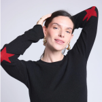 Pull col rond etoiles coudes noir et rouge en cachemire