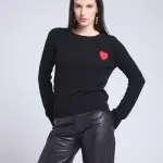 Pull col rond noir avec coeur brod en cachemire