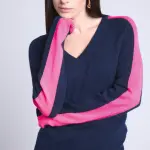 Pull col v bleu marine  bandes roses en cachemire