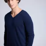Pull col v bleu marine en cachemire