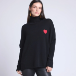 Pull poncho col roul noir coeur rose imprim en cachemire