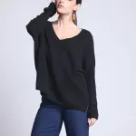 Pull poncho col v noir en cachemire