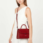 Sac  main carmin suave even en cuir rouge