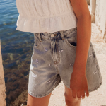 Short fille en jeans, taille haute avec broderies monogramme dionygi bleu dot Short fille en jeans, taille haute avec broderies monogramme dionygi bleu dot