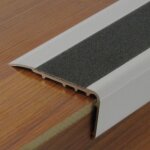 Nez de marche en aluminium avec bande antidrapante protectrice dinac