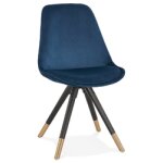 Chaise design 'hamilton' en velours bleu et pieds en bois noir Chaise design 'hamilton' en velours bleu et pieds en bois noir