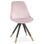 Chaise design 'hamilton' en velours rose et pieds en bois noir Chaise design 'hamilton' en velours rose et pieds en bois noir