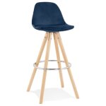 Tabouret de bar 'spirit' en velours bleu et pieds en bois naturel Tabouret de bar 'spirit' en velours bleu et pieds en bois naturel