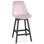 Tabouret snack mi - hauteur 'moriss mini' en velours rose et pieds en bois noir