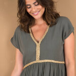 Robe courte col v, détails tressés dorés, crépon - lora zellini Robe courte col v, détails tressés dorés, crépon - lora zellini
