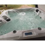 Spa d�tente ekhi 5 places, 4 assises et 1 couch�e. encore sous garantie.