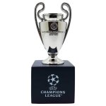 Trophée am ball com uefa champions league sur piédestal Trophée am ball com uefa champions league sur piédestal