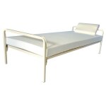 Lit d'infirmerie avec matelas et oreiller