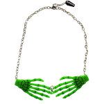 Collier chane pendentif squelette vert mains