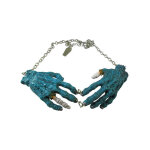 Collier gothique chane pendentif mains zombies bleues